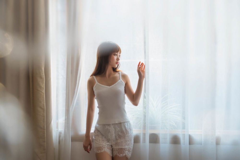 内衣尤物美女清新吊带慵懒可爱性感酥胸写真