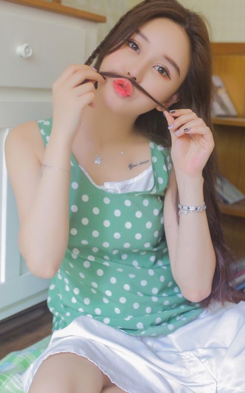 美食小吃货少女长发气质性感纯美大胆撩人写真