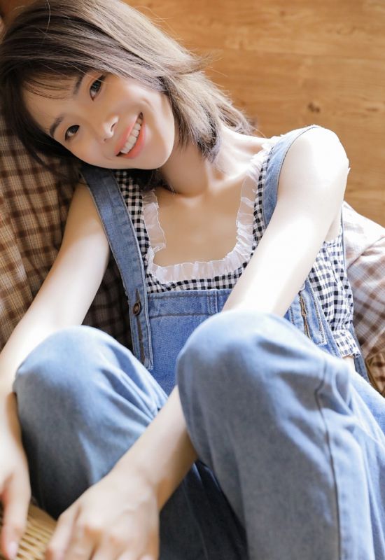 性感背带裤美女蕾丝情趣内衣酥胸诱惑大胆人体写真
