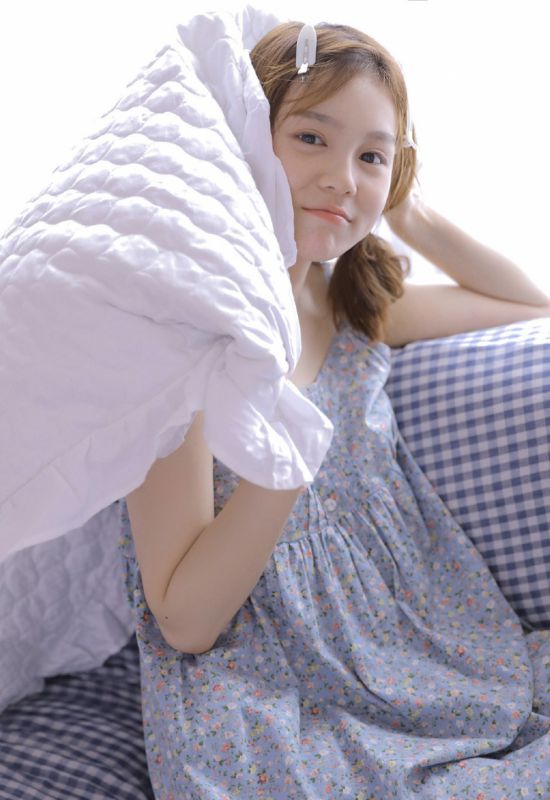 可爱邻家气质少女吊带碎花裙清纯养眼写真