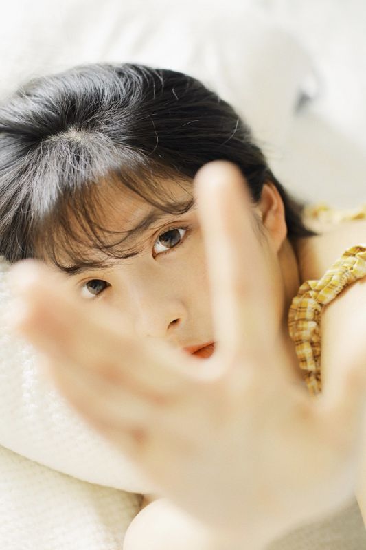 冷艳床上美女露肩吊带内衣养眼清纯风骚大尺度私房图片