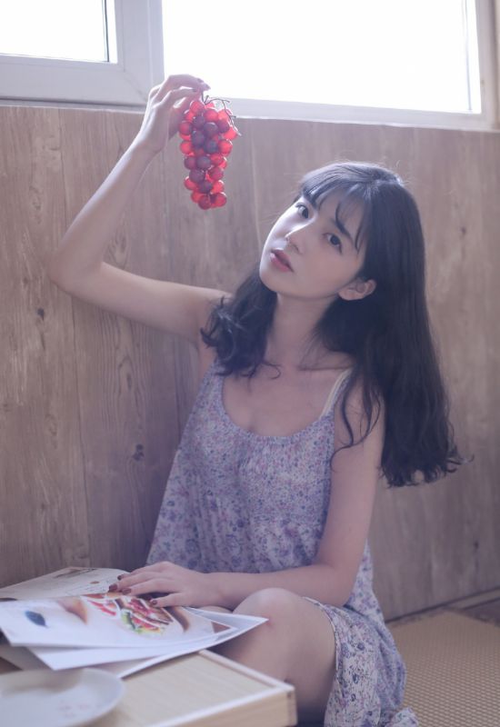 吃葡萄少女火辣身材酥胸深沟私房性感裸照写真
