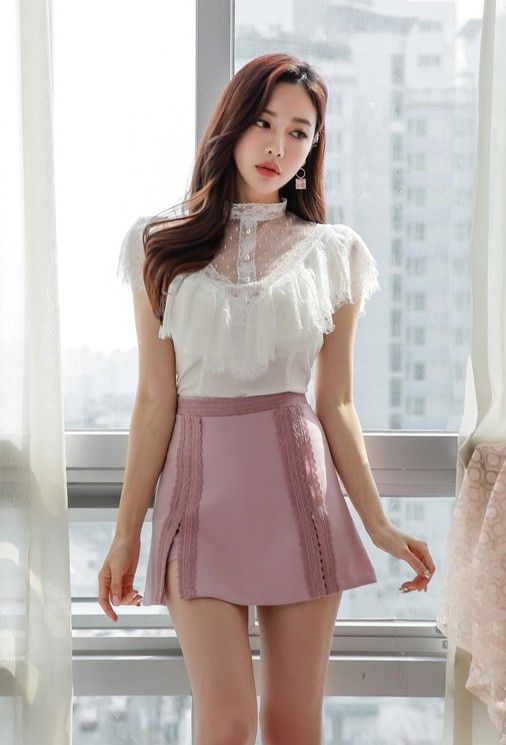 韩国美女模特雪纺衫搭配粉色褶裙露出高挑美腿性感摄影图