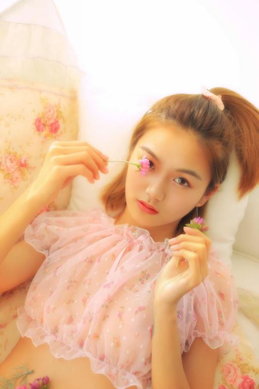 蕾丝内衣梦幻少女露肚脐无遮无挡私房诱惑图片