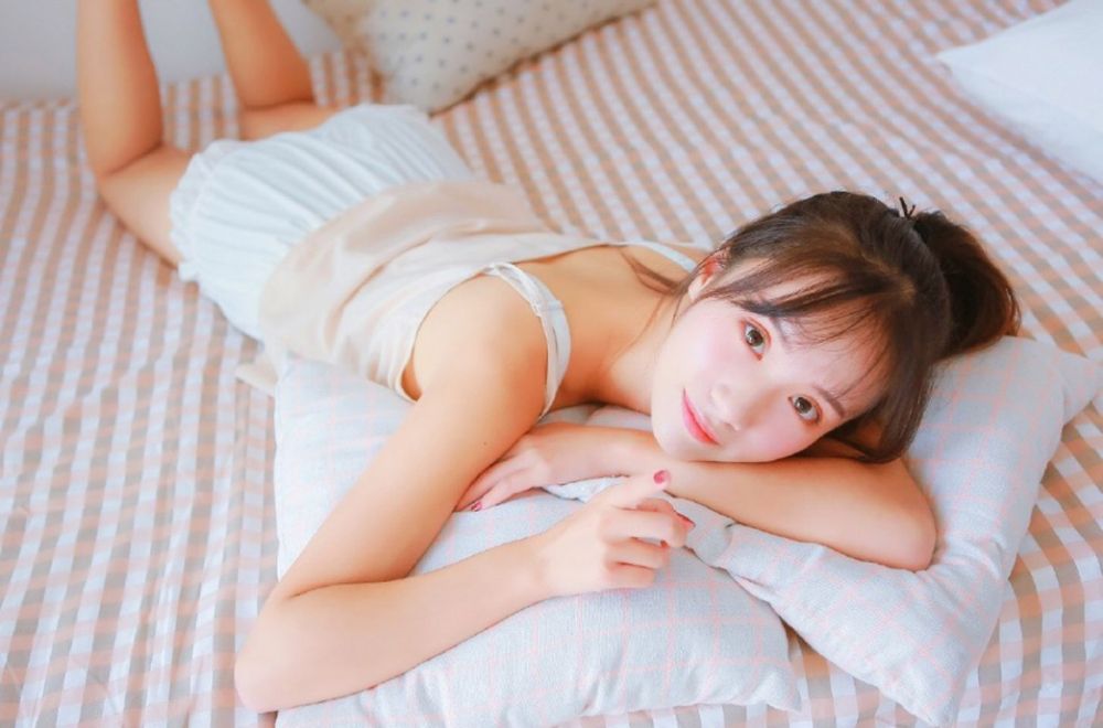 白色内裤美女模特吊带酥胸性感妖娆写真