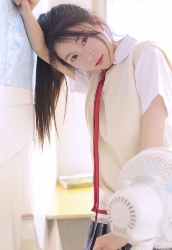 日系美少女性感白嫩美腿浴缸俏皮写真