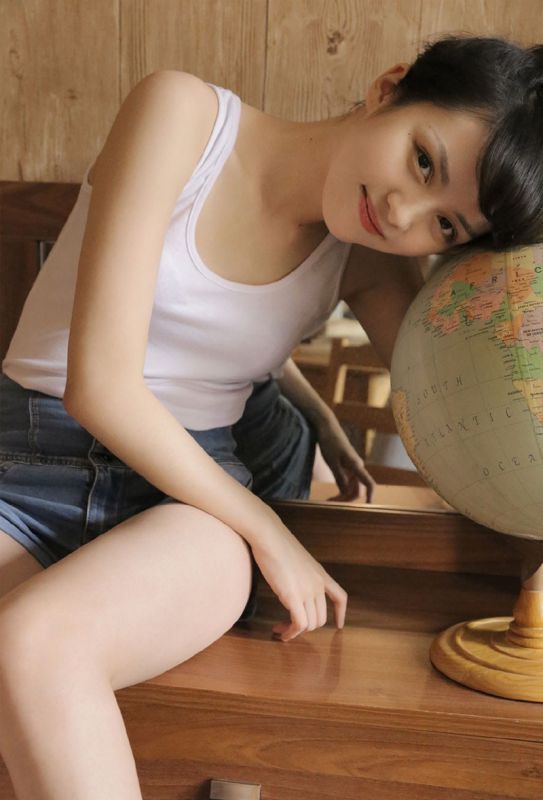 小背心内衣少女古灵精怪俏皮清纯诱惑居家写真