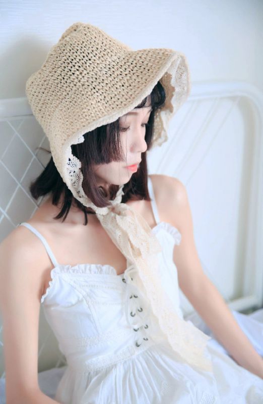 美女校花私房床上吊带内衣性感诱人诱惑写真图片