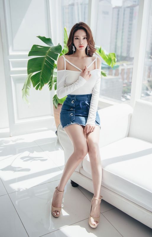 韩国美腿美女模特牛仔A裙性感翘臀火辣写真