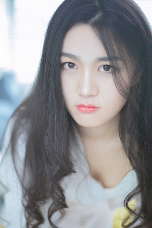 白背心气质美女白皙酥胸微露性感大胆风情美腿妖娆写真