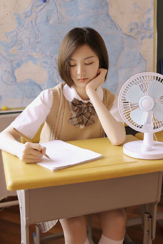 帅气冷艳眼神少女教室洒脱自由写真图片