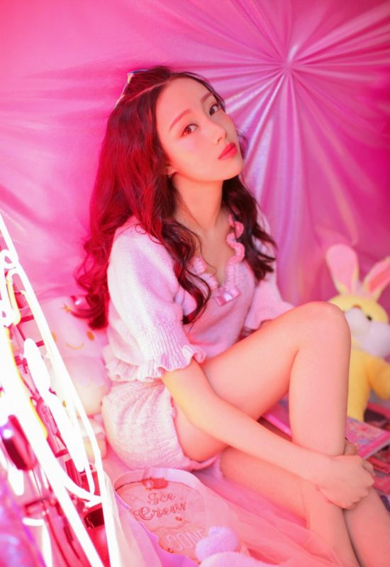 俏皮天真小女生性感粉红梦幻唯美人体艺术照
