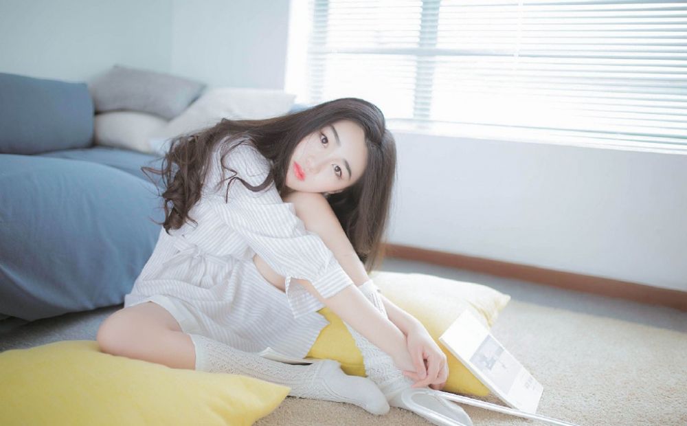 白背心气质美女白皙酥胸微露性感大胆风情美腿妖娆写真