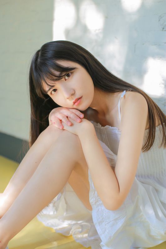 娇小阳光少女妹妹吊带抹胸白裙子性感微乳美足玉腿诱惑写真