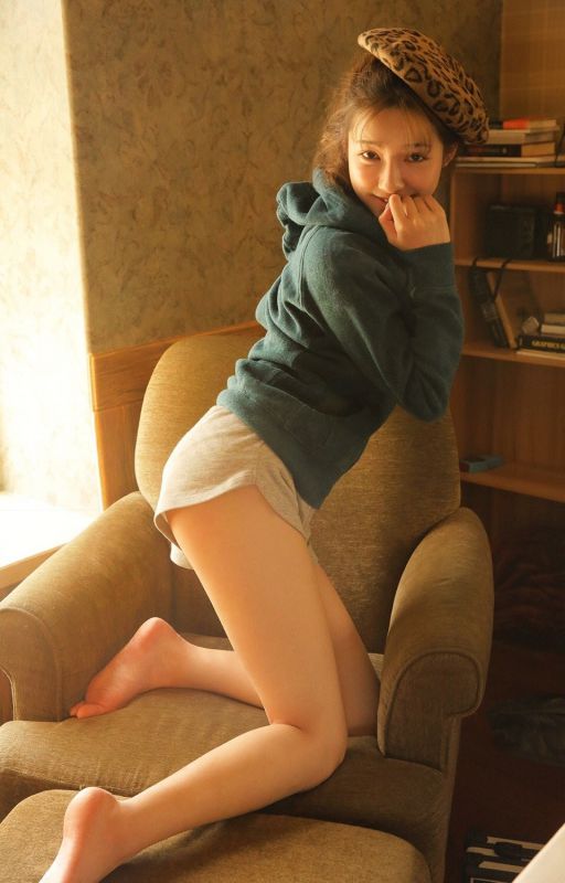 单马尾运动服少女性感玉足国产精品写真图片