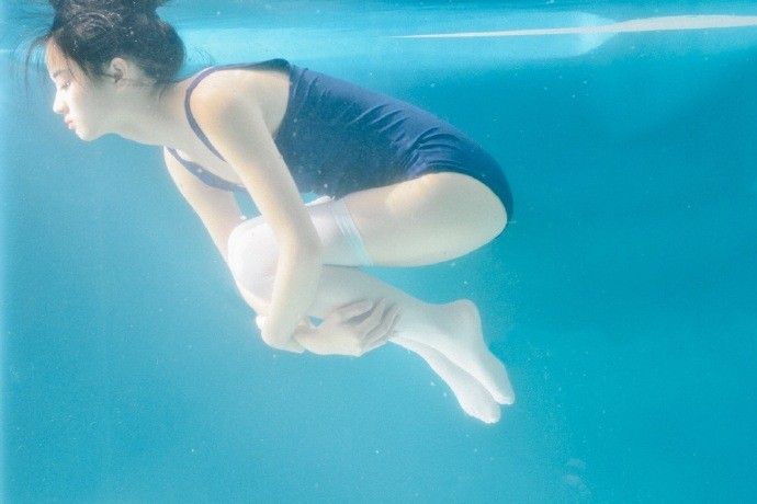 深海女孩湿身连体内衣白丝氧气白嫩写真