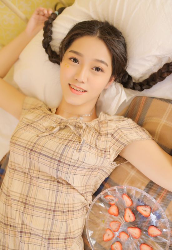 中分双马尾小萝莉床上内衣长裙唯美性感艺术写真