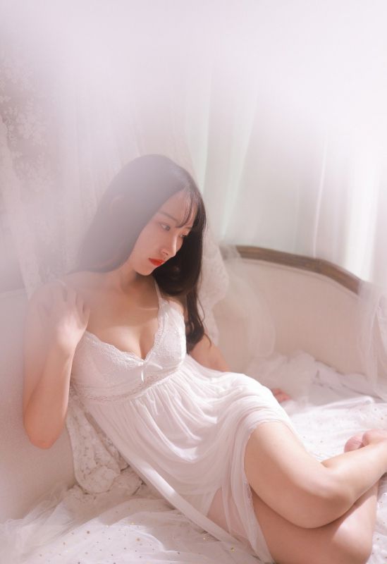 长发美女细长腿吊带酥胸妖娆妩媚性感写真