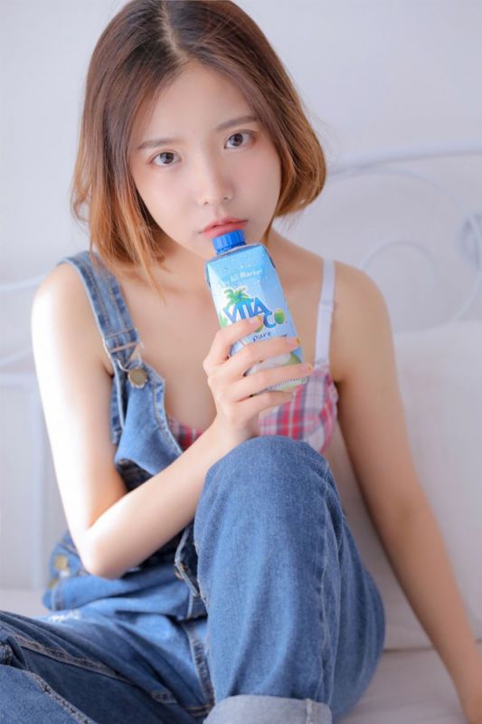 豪乳美女模特脱衣露事业线性感床照妩媚撩人写真