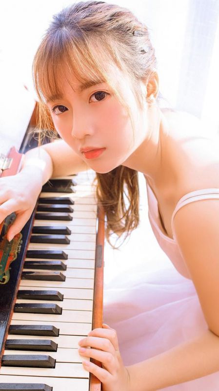 白纱吊带长裙美女梦幻香艳玉肩锁骨性感成人学院写真