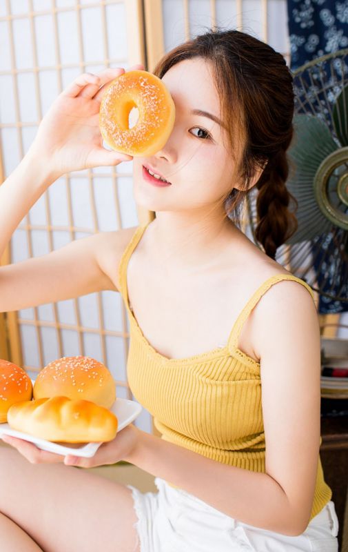 微乳美少女模特夏天房内吹风扇白色短裤秀美腿风流写真
