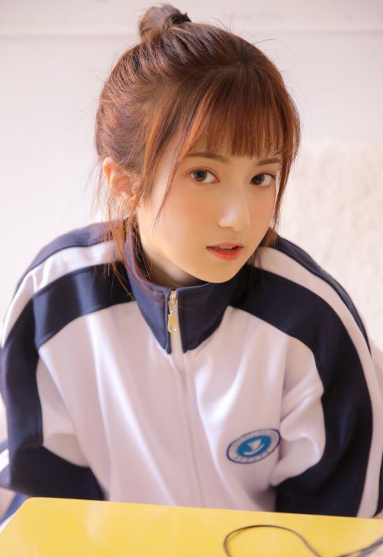 日本混血美女私房运动服清纯养眼黑丝美腿写真