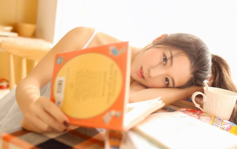 95后美女模特白肤水嫩性感小乳吊带内衣写真