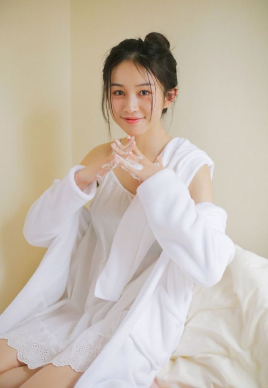 氧气少女泡沫澡浴巾床上大胆性感美女写真