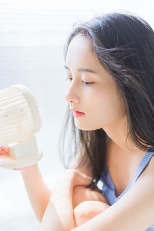 淡妆白皙清纯美女闺房大胆蓝色吊带酥胸性感高清写真