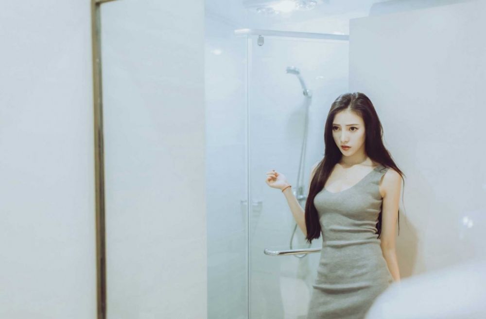 极品御姐美女红唇爆乳浴室大胆湿身惹火福利写真