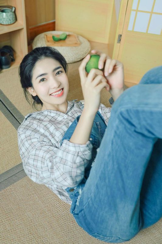 牛仔背带裤青春少女格子衬衫居家长腿性感写真