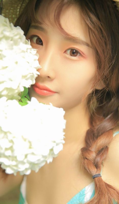 麻花辫美女户外吊带酥胸年轻的萝莉阿姨诱惑写真