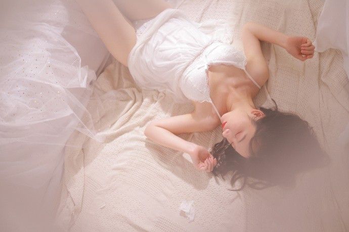 长发美女细长腿吊带酥胸妖娆妩媚性感写真