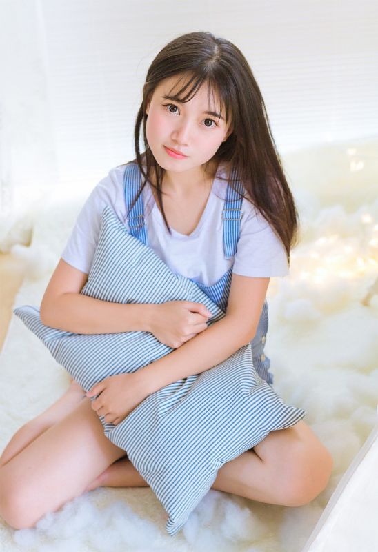 长发美少女冷艳诱人牛仔背带裤可爱写真