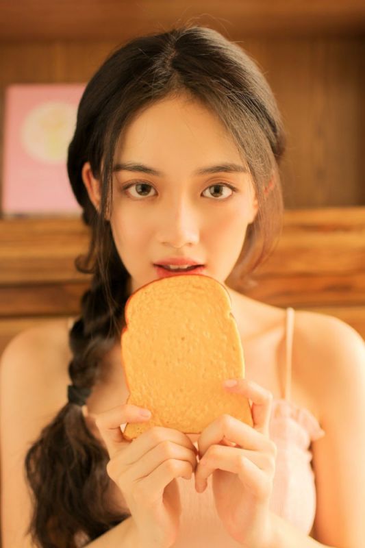 轻熟御女郎美女抹胸热辣短裤巨乳翘臀大胆人体艺术写真