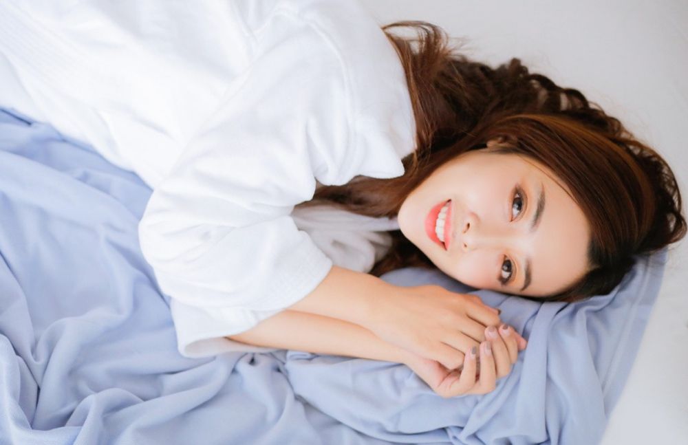 浓眉亮眼美女床上性感白纱娇体丰腴翘臀诱惑写真