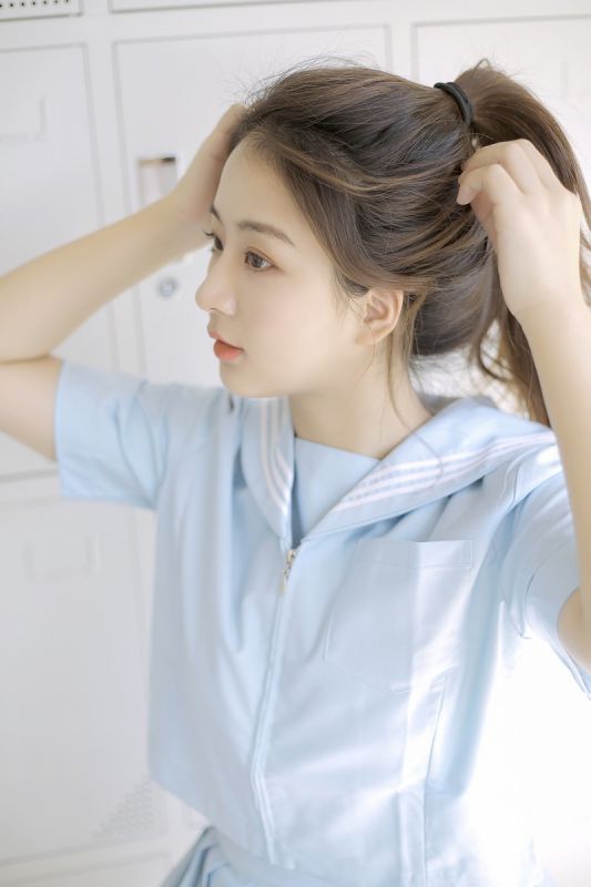 文艺白皙漂亮美女吊带水手制服清纯惹火私房写真