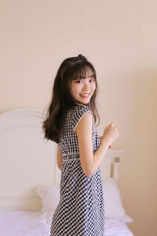 甜美女孩私房床上撩裙萝莉诱惑写真