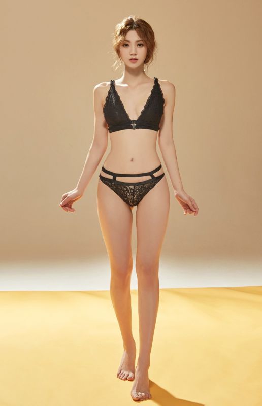 蕾丝内衣代言美女模特娇美身材性感三角裤鲍鱼趾诱惑写真