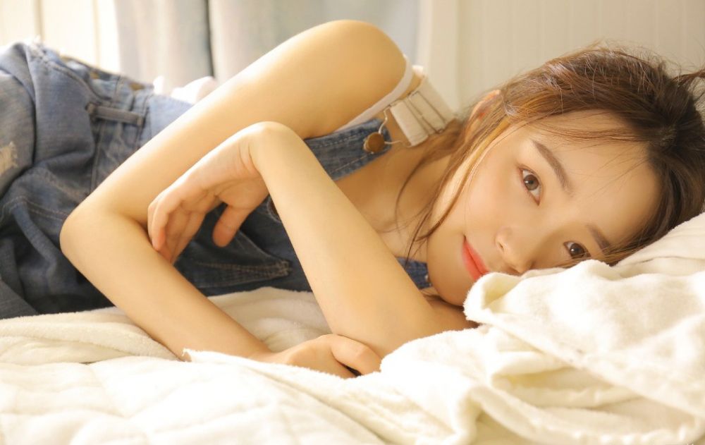 背带裤女孩酥胸白嫩裸足室内清纯写真