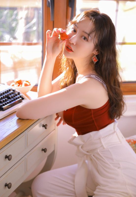 五官精致美少女阳光唯美白嫩爆乳性感人体艺术图片