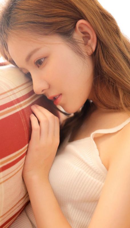 童颜美少女吊带私房内衣白嫩酥胸性感图片