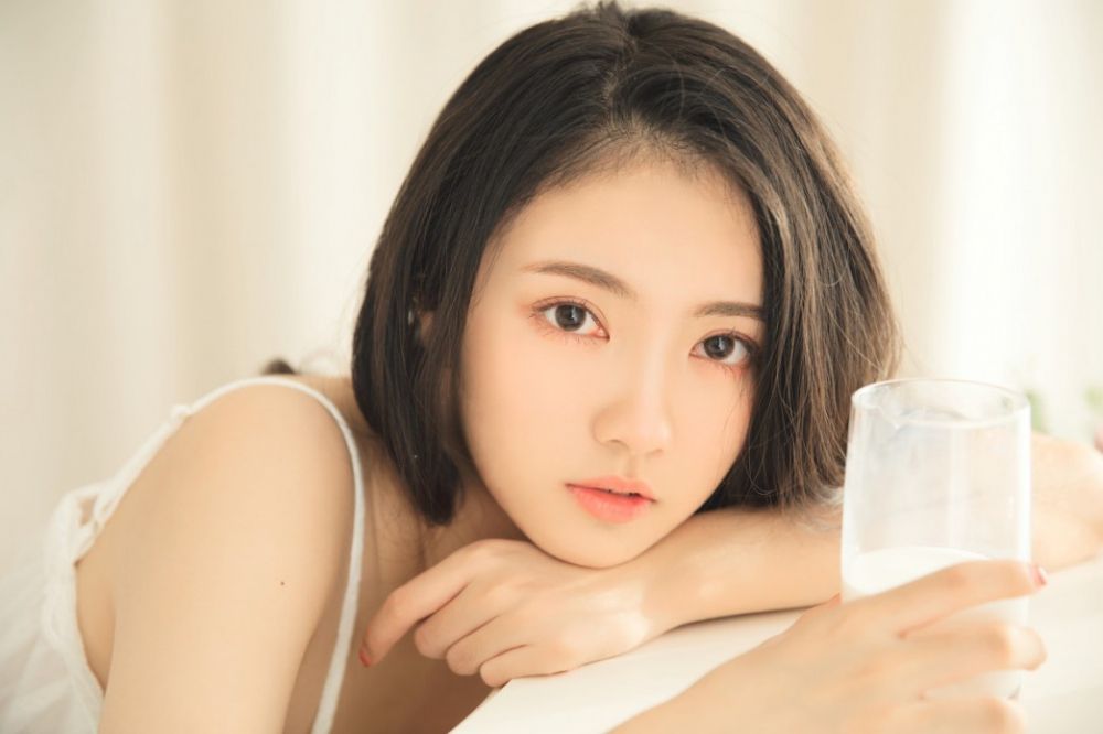 睫毛弯弯纯洁少女吊带内衣清晨喝牛奶性感情趣写真