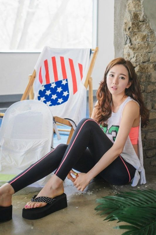 健身美女教练蜂腰美腿性感翘臀诱惑写真图片
