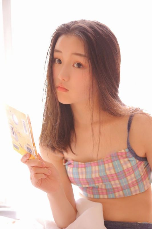 清纯美女模特少女身材迷人室内裹胸性感惹火写真