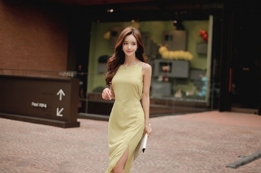 韩国骨感美女淡绿色轻薄长裙优雅街拍美腿白皙性感照