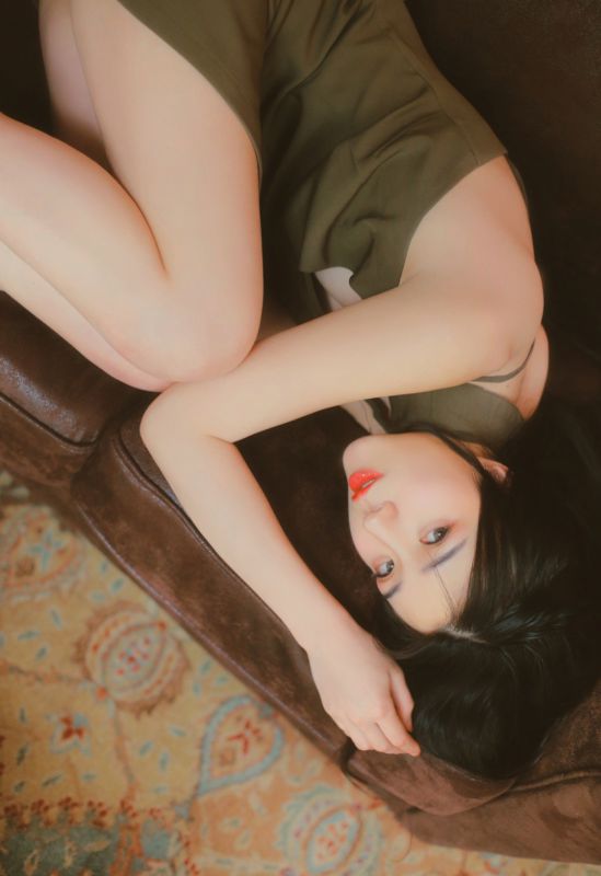 性感红唇御姐美女丰腴大胸爆乳风流人体艺术写真
