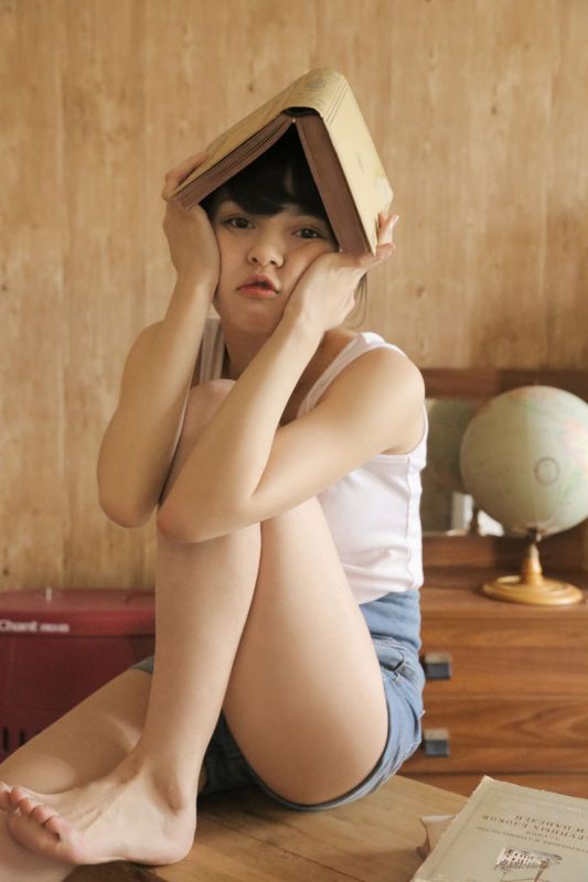 小背心内衣少女古灵精怪俏皮清纯诱惑居家写真