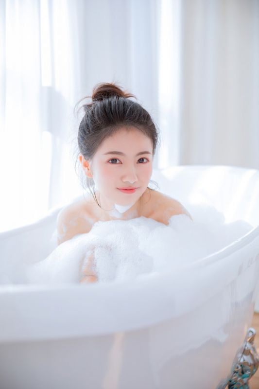 性感裸女妹妹浴缸泡泡浴大胆湿身诱惑福利摄影写真