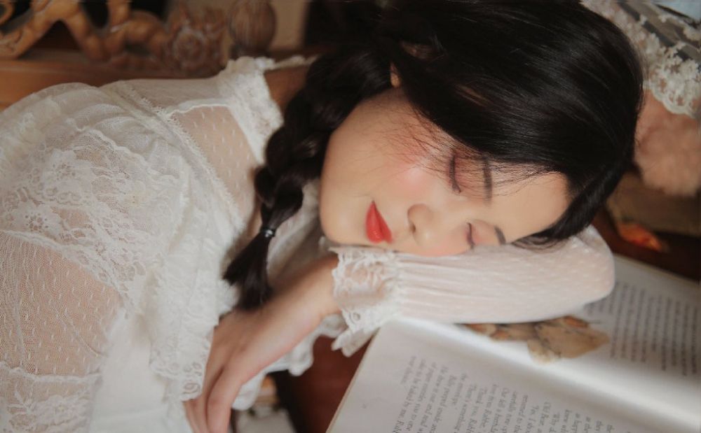 麻花辫美女吊带酥胸美乳清纯人体诱惑写真图片